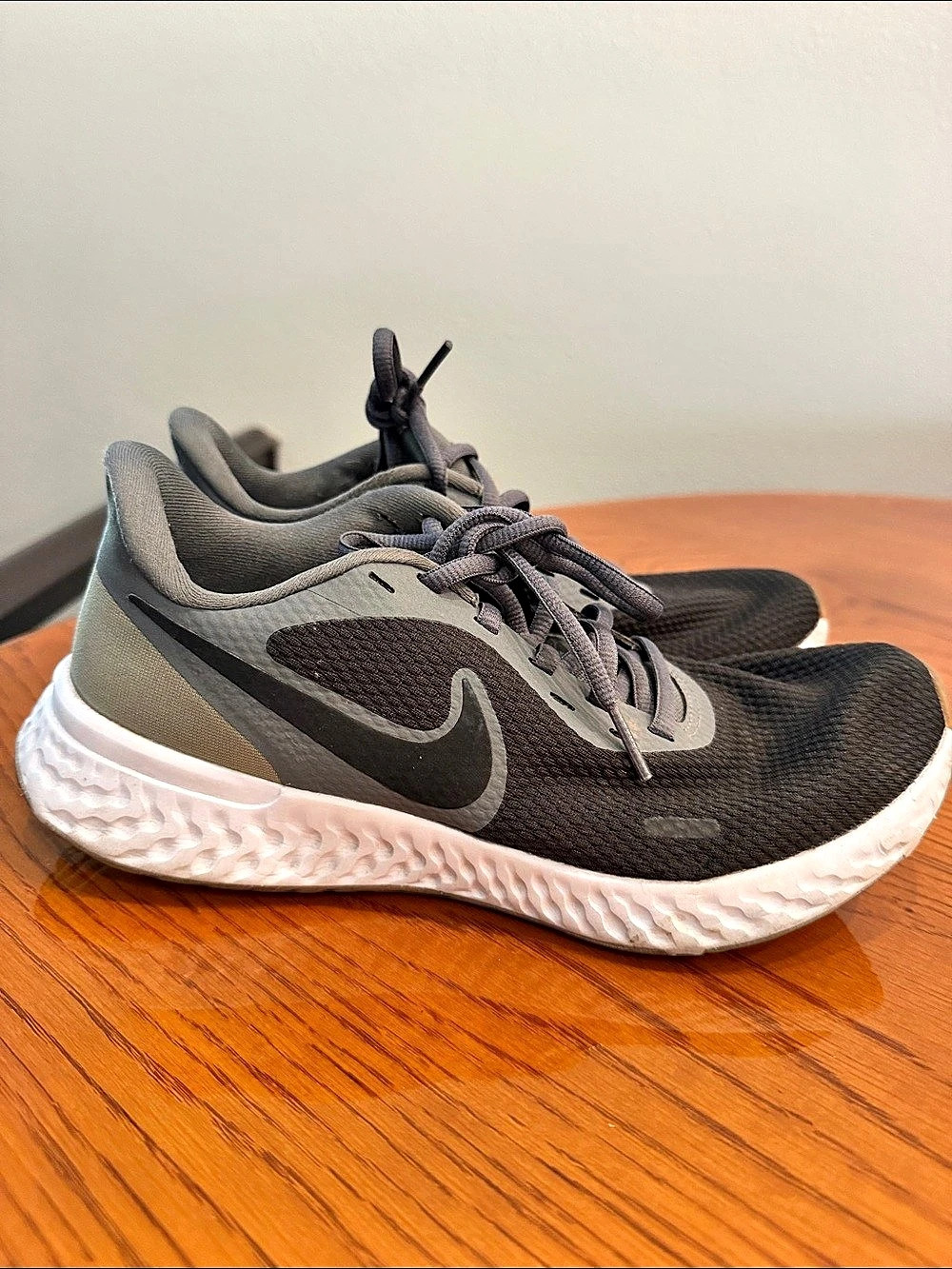 Nike Revolution 6 Women's Athletic Shoes US 6 Gray & Black